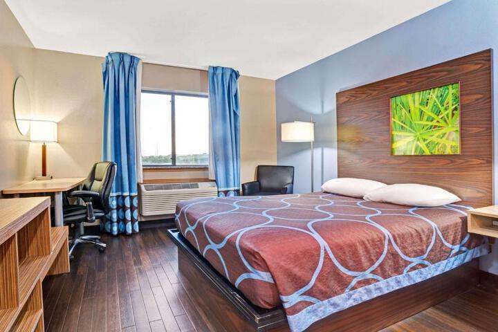 1 Queen Bed (16 of 20)