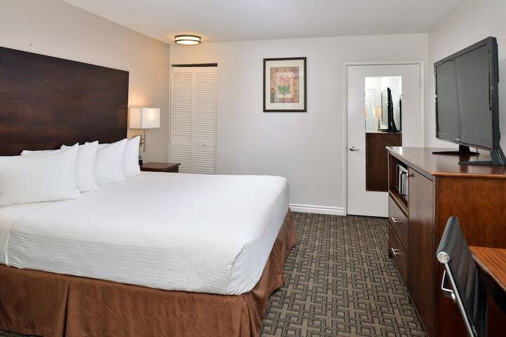 1 King Bed Microwave and Refrigerator WiFi Full Breakfast (8 of 17)