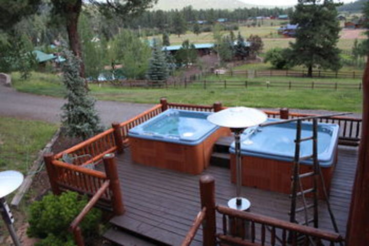 Exterior of Greer Peaks Lodge