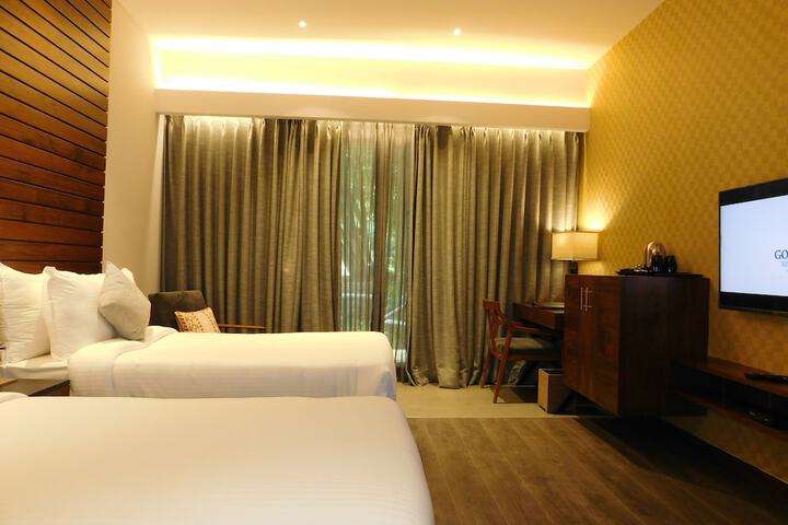 Room 6 of 99