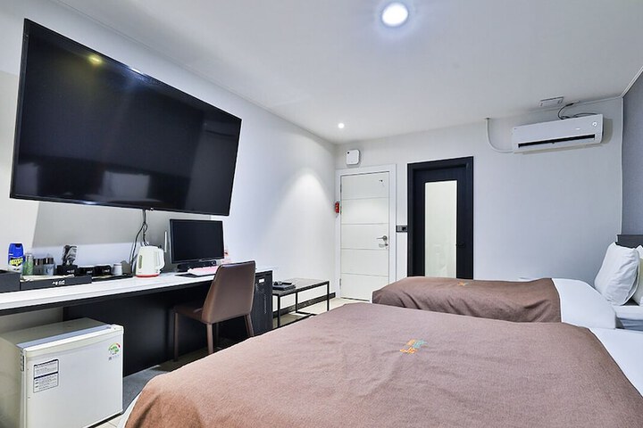 Room 7 of 19