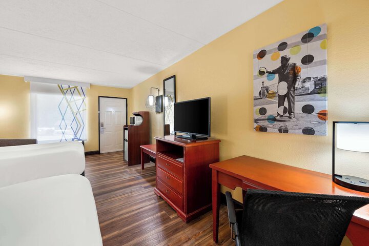 2 Queen Beds Room Upstairs Work Desk Microwave and Refrigerator WiFi Continental Breakfast (4 of 10)