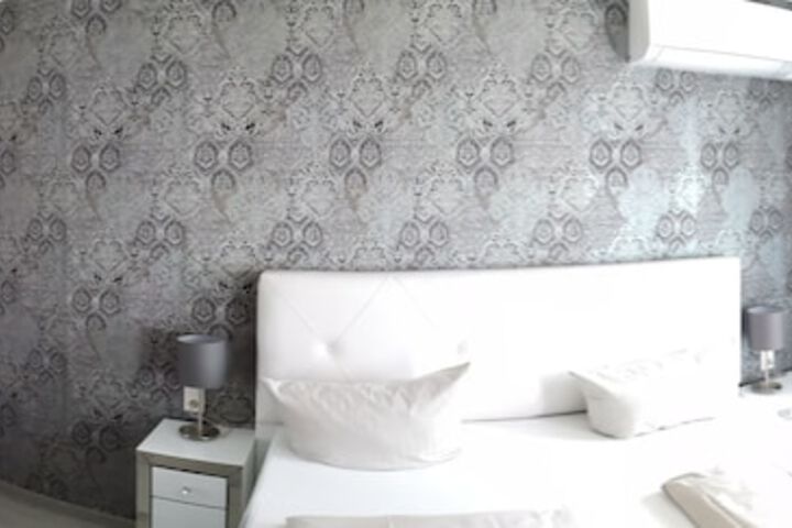 Room 8 of 145