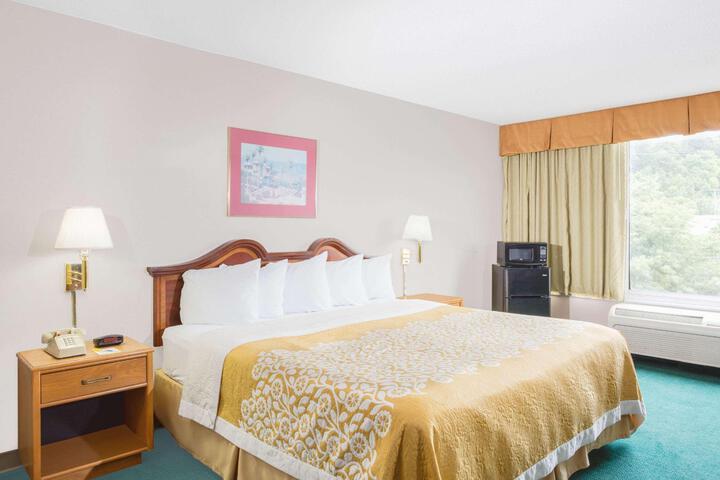 1 King Bed (10 of 11)