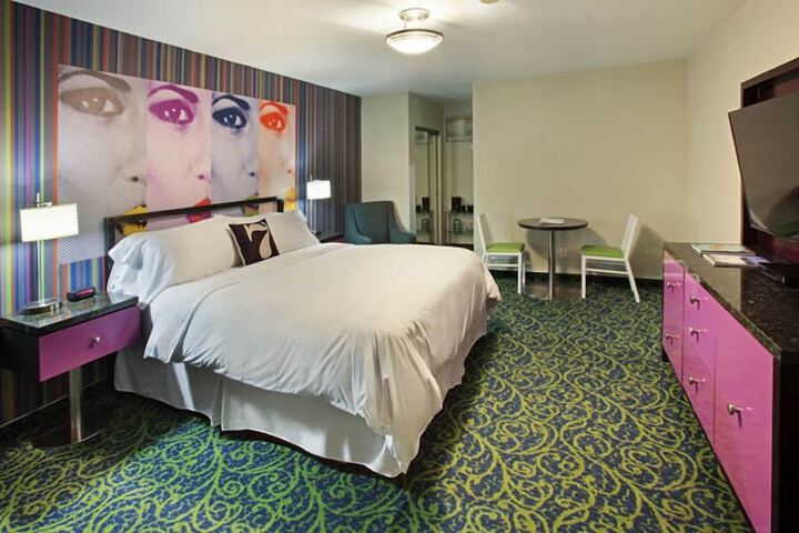 Deluxe King Bed (2 of 6)