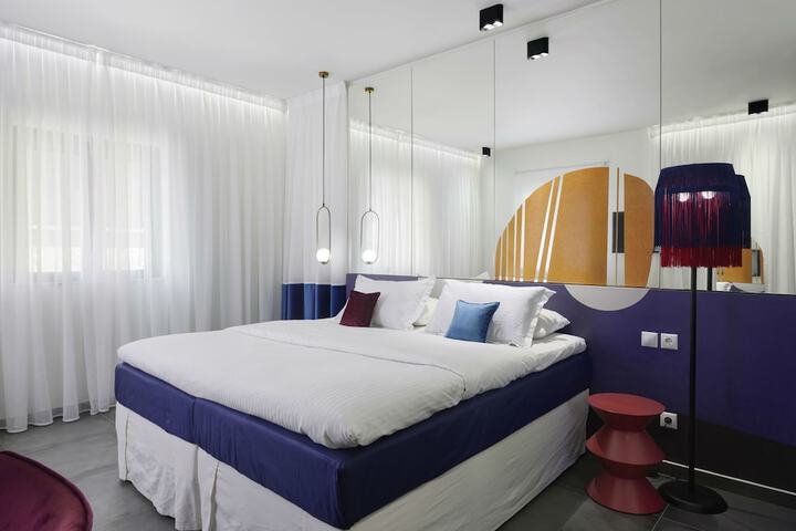 Room 25 of 95