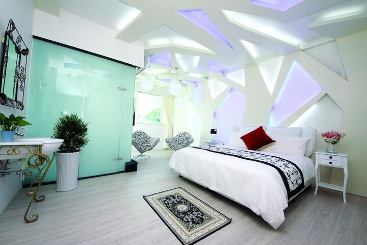 Room 13 of 48