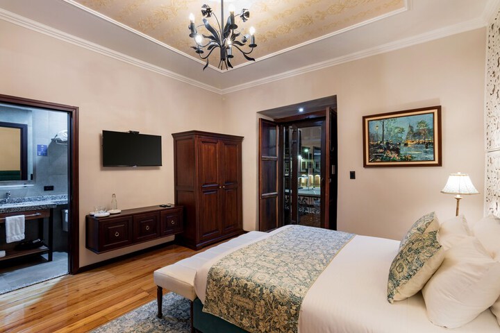 Room 30 of 74