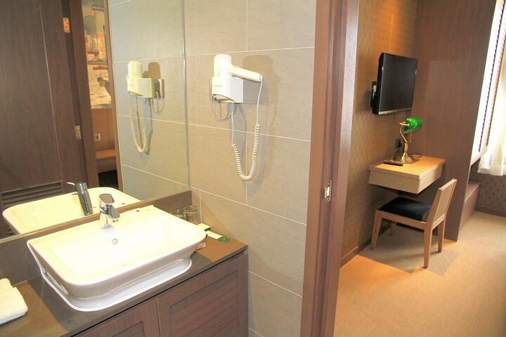 Room 25 of 46