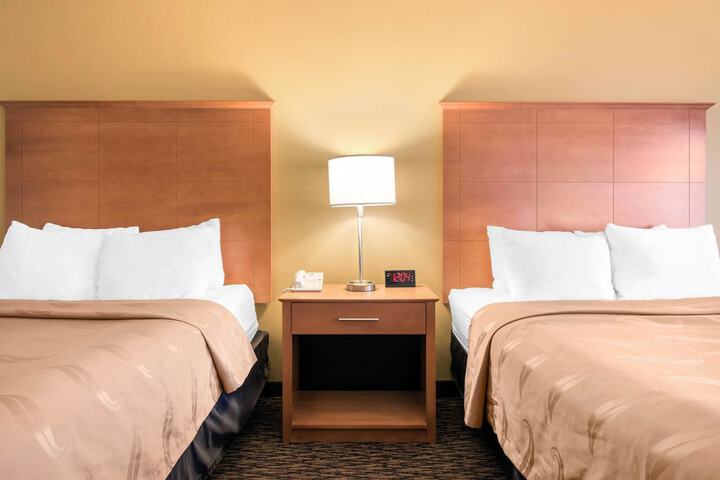 2 Queen Beds (3 of 7)