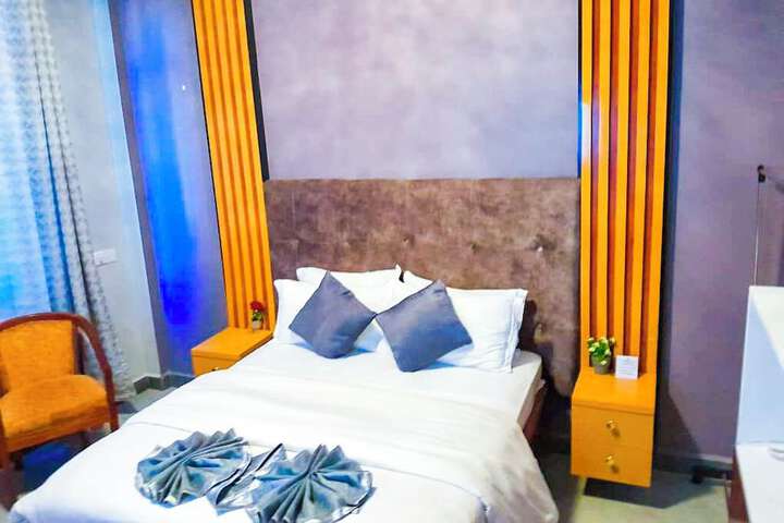Room 34 of 133
