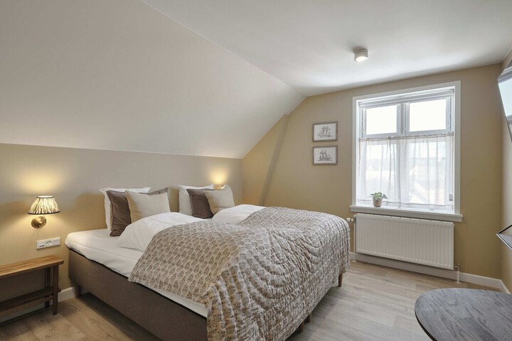 Room 105 of 214