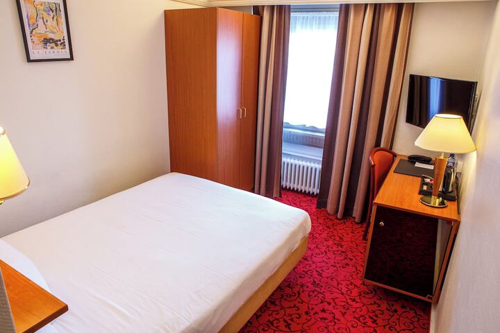 Room 10 of 33
