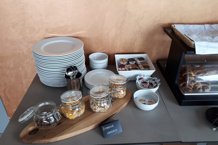 Breakfast/Coffee Service 24 of 32