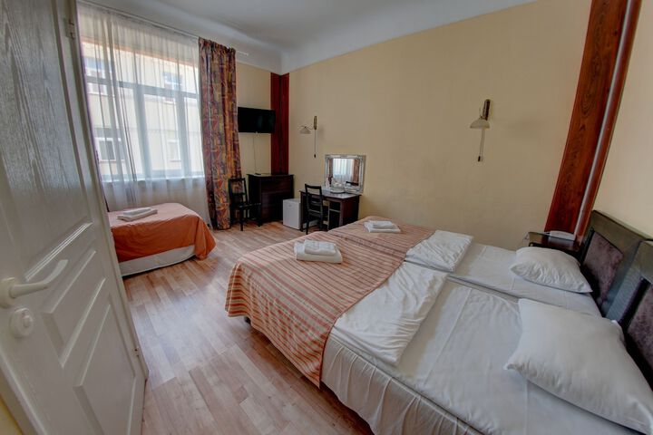 Room 44 of 272