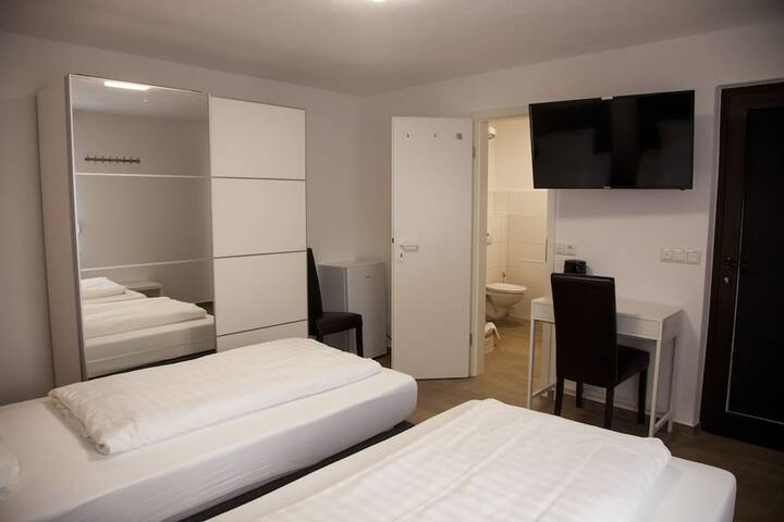 Room 16 of 76