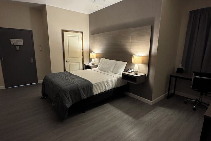 Room 6 of 9