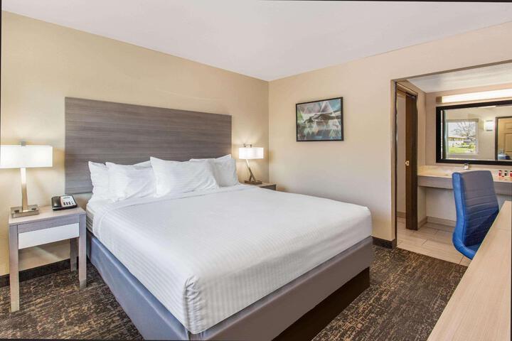 1 King Bed (2 of 8)