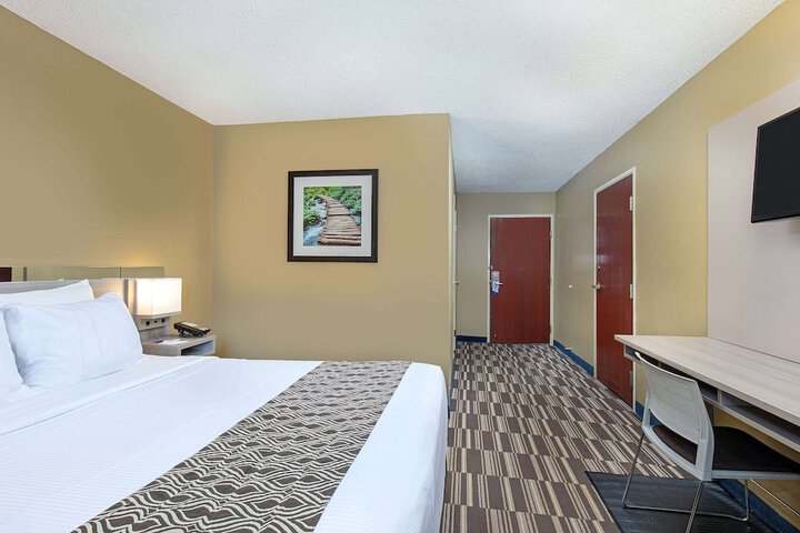 1 Queen Bed (14 of 27)