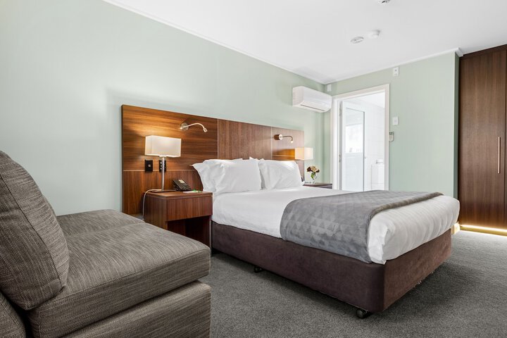 Room 4 of 106