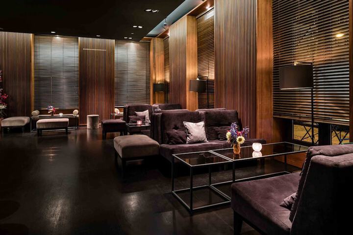 Lounge 56 of 86