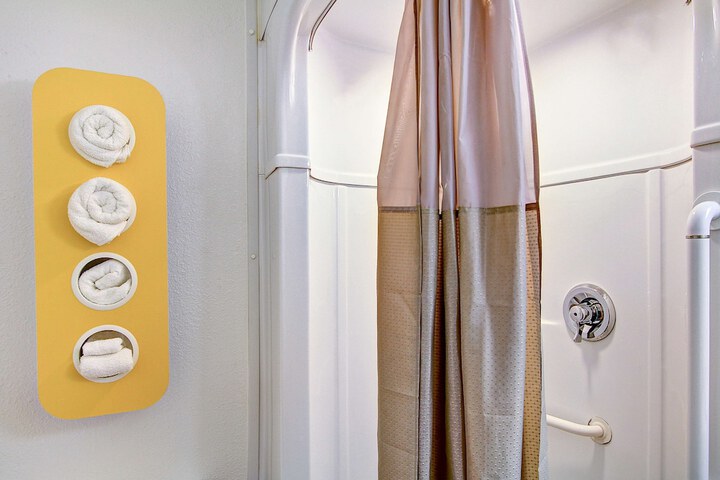 1 Queen Bed Micfridge (17 of 19)