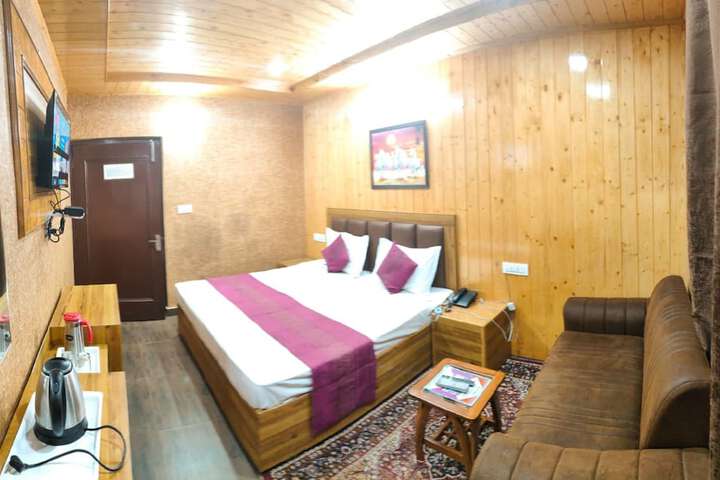 Room 6 of 8