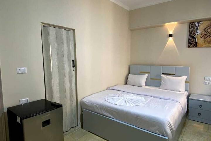 Room 4 of 16