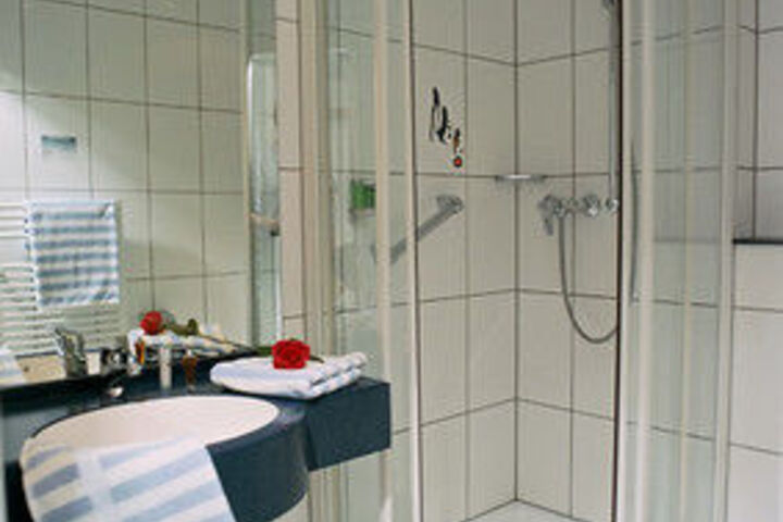 Room 2 of 32