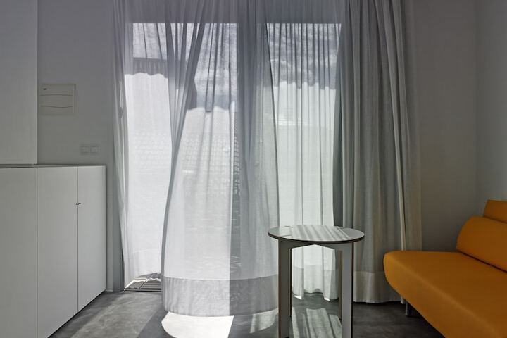 Room 27 of 35