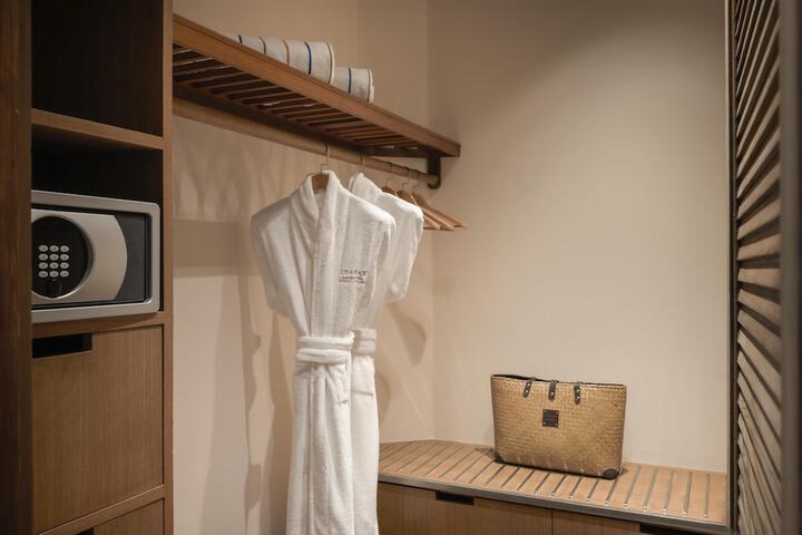Room 33 of 215