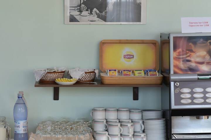 Breakfast/Coffee Service 32 of 43