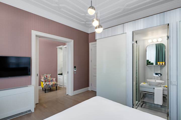 Room 15 of 83