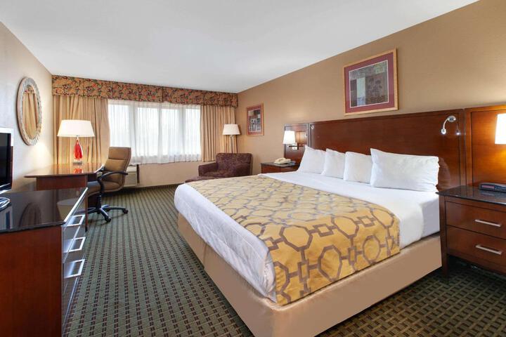 Queen Bed Accessible (5 of 12)