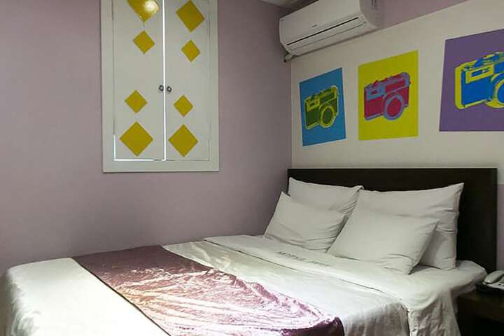 Room 13 of 42