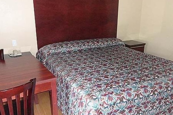 1 King Bed (1 of 10)