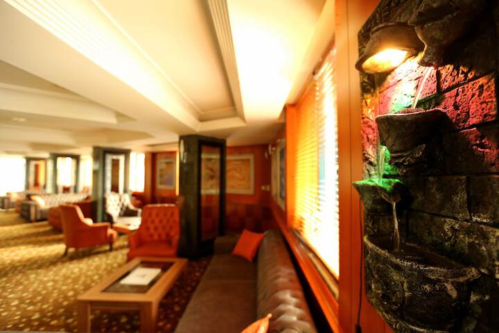 Lounge 38 of 41