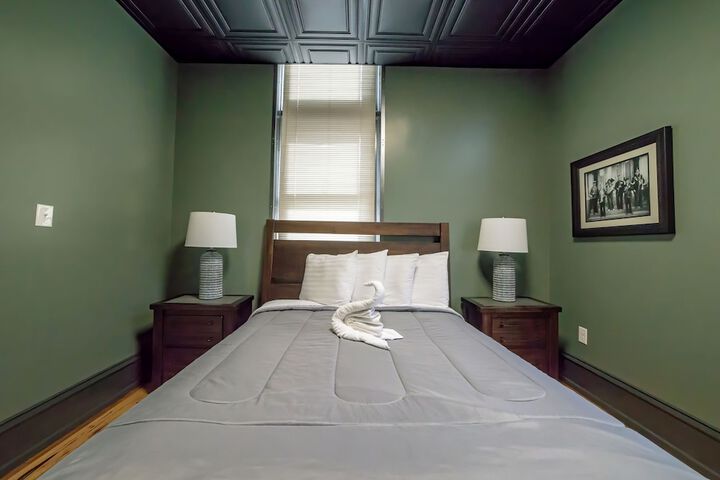 Windowless Economy Double Room Ensuite 301 Houdini Room (24 of 27)