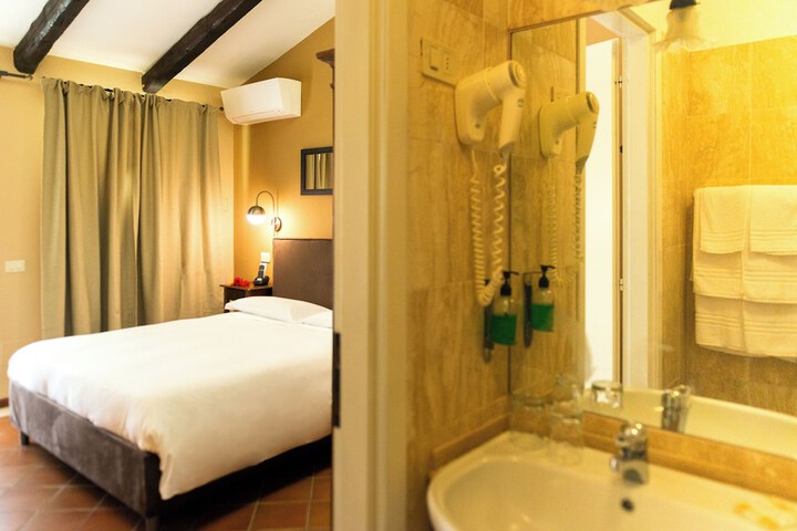 Room 9 of 48