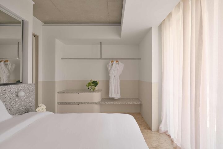 Room 17 of 46