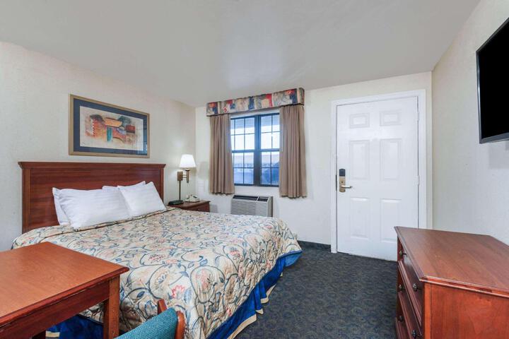 1 King Bed (2 of 6)