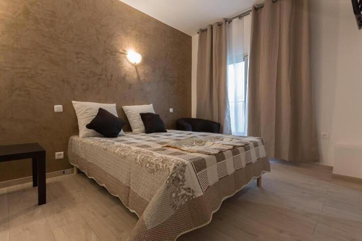 Room 5 of 32