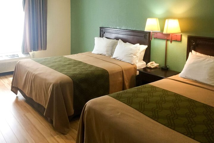 2 Queen Beds (2 of 5)