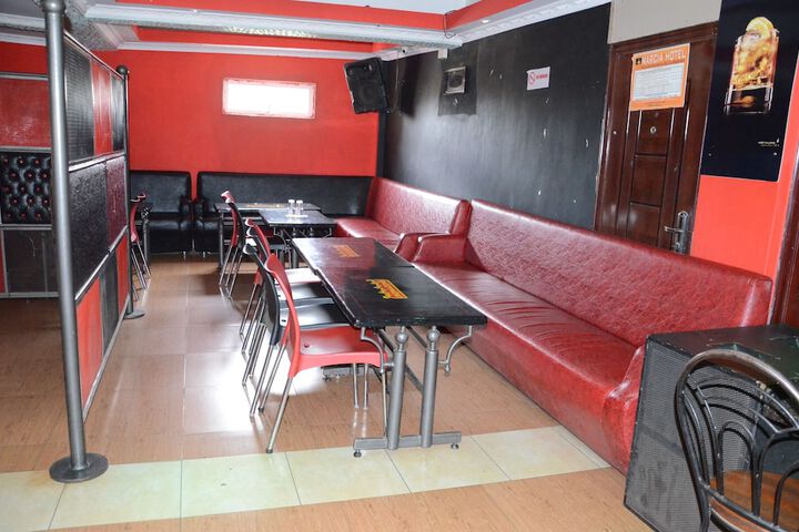 Lounge 16 of 22