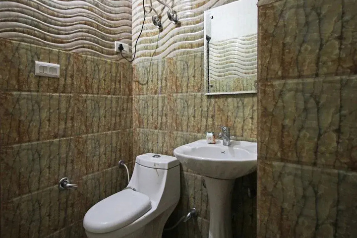 Room 6 of 10