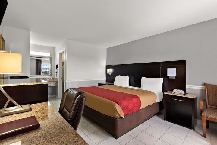 1 King Bed (4 of 11)