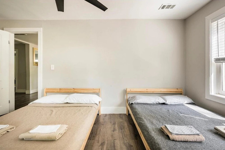 Room 5 of 18