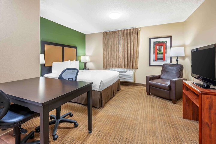 Suite 1 Queen Bed Kitchen (12 of 14)