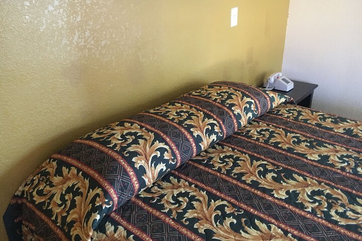 1 Queen Bed (5 of 14)