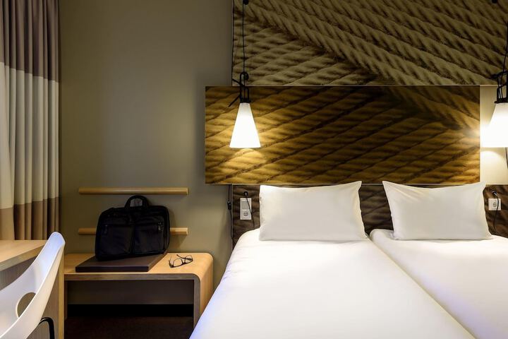 Room 34 of 60